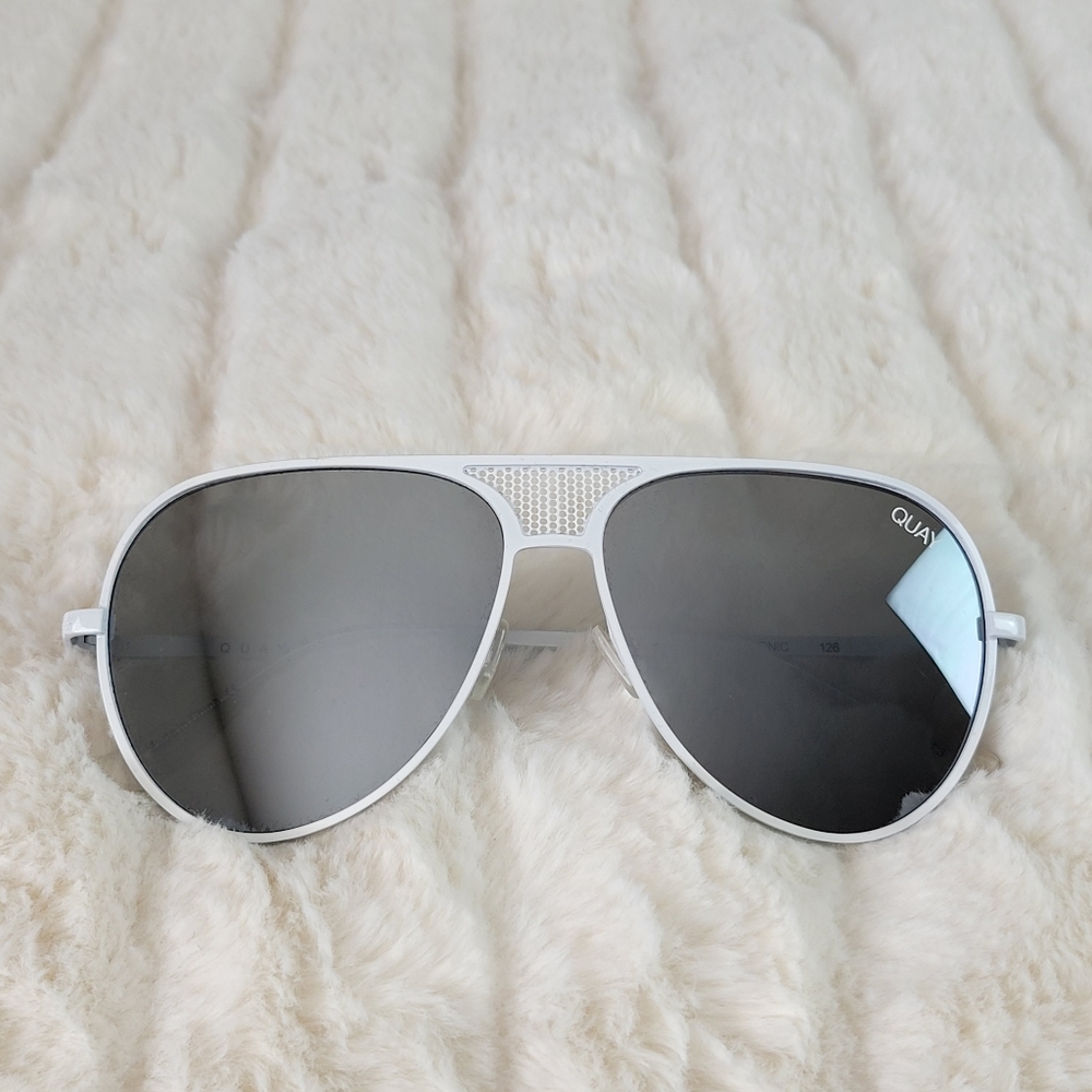 QUAY // ltd ed kylie jenner collab white glam oversized retro-chic aviators - Picture 2 of 16
